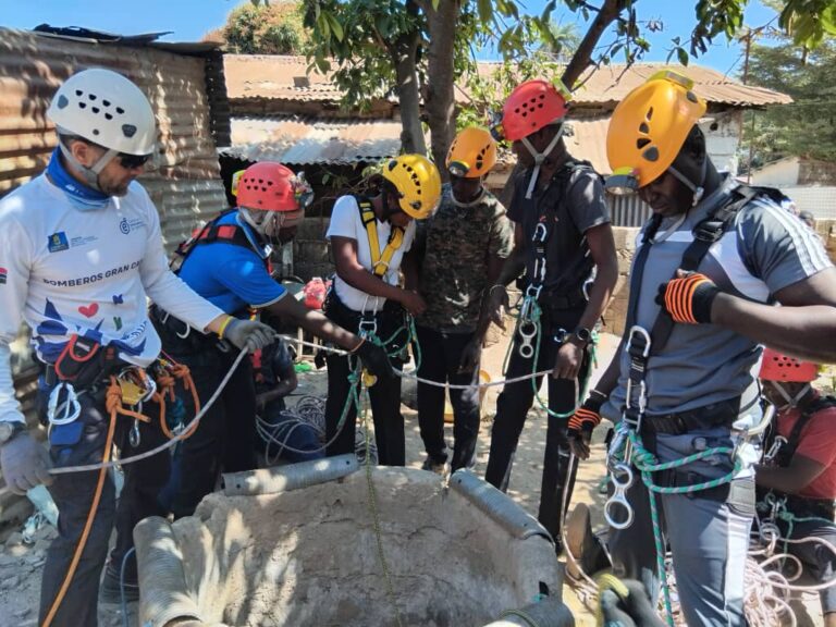 Los bomberos de Gambia logran ejecutar una extracción de un pozo tras la formación recibida por el Consorcio de Emergencias