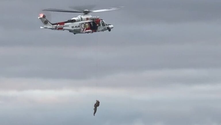 Un helicóptero rescata a dos bañistas en apuros en Las Canteras