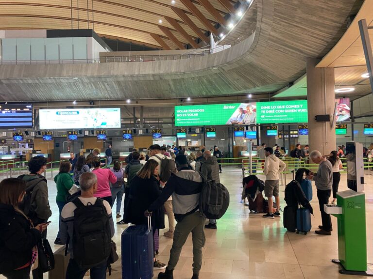 Una intensa niebla causa retrasos y desvíos en el Aeropuerto Tenerife Norte