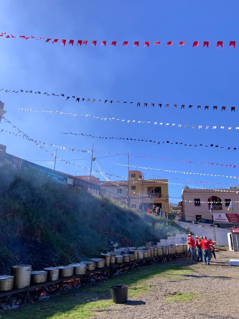 El barrio de Tenerife que degusta este sábado su puchero tradicional con 4.000 kilos y más de 5.000 personas