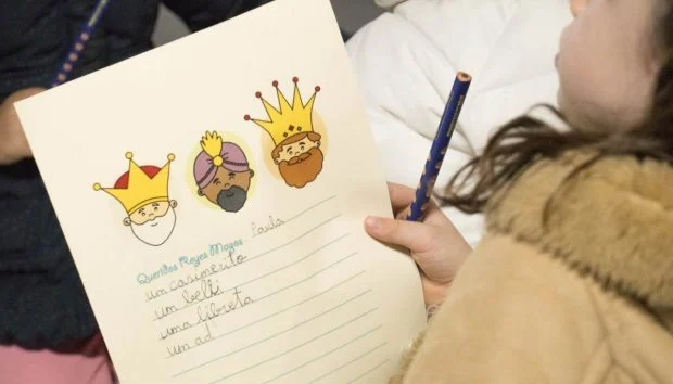 Los más pequeños de El Hierro entregan sus cartas a los pajes reales