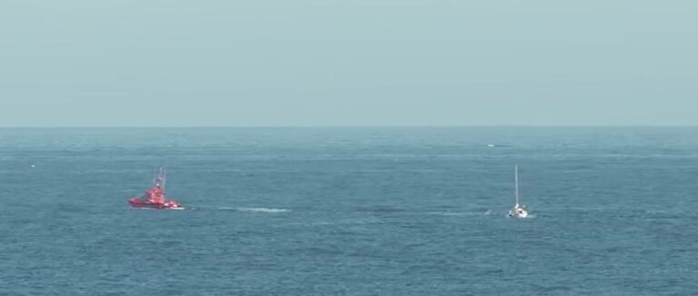 Un velero encalla por el mal tiempo en Arinaga, Gran Canaria