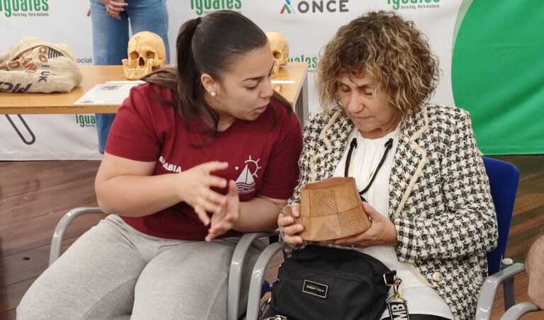 Sordociegos conocen el pasado aborigen de Gran Canaria