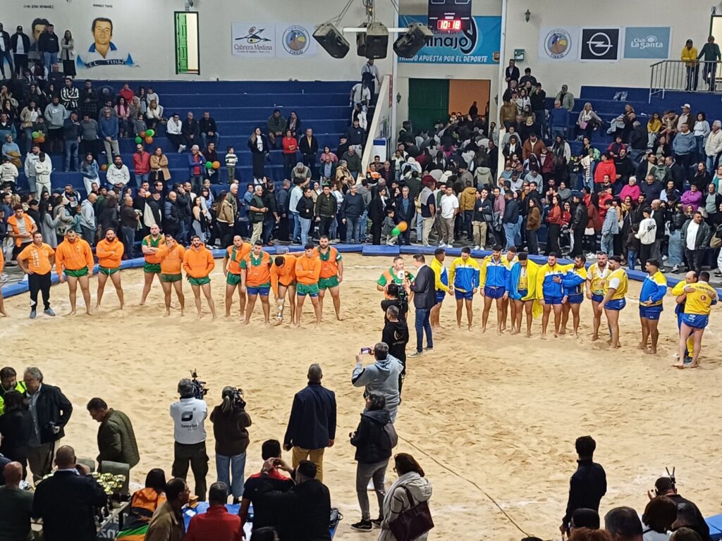 El CL Unión Sur Yaiza y el CL Unión Norte, este viernes, sobre el Terrero Municipal de Tinajo