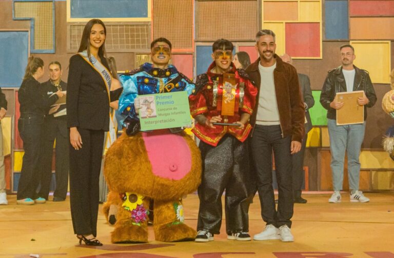 Mamelones primer premio de interpretación y Distraídos primer premio en presentación en las Murgas Infantiles del Carnaval de Santa Cruz de Tenerife