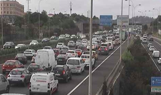 Un motorista sufre heridas de carácter grave tras chocar con un coche en la autopista del norte de Tenerife