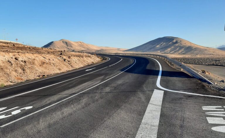 Fuerteventura reasfalta ocho kilómetros de la FV-2 entre El Salmo y Butihondo