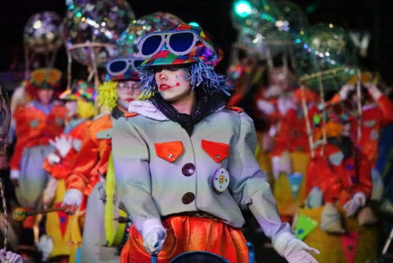 La Cabalgata Anunciadora del Carnaval de Santa Cruz de Tenerife da inicio al carnaval en la calle