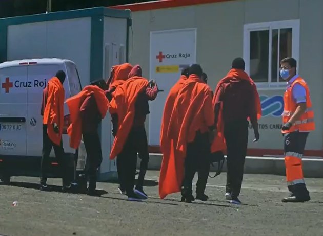 El presidente de Canarias, Fernando Clavijo, ha manifestado estar de acuerdo con la regularización de los migrantes para evitar "condenarlos a la economía sumergida"