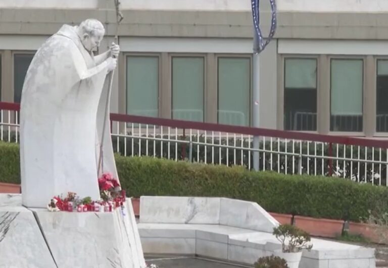 El Papa Francisco sufre neumonía bilateral