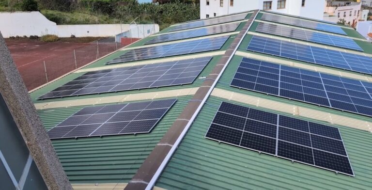 Educación y Transición Ecológica inauguran la primera instalación fotovoltaica del proyecto ‘Energía Bonita’ en La Palma