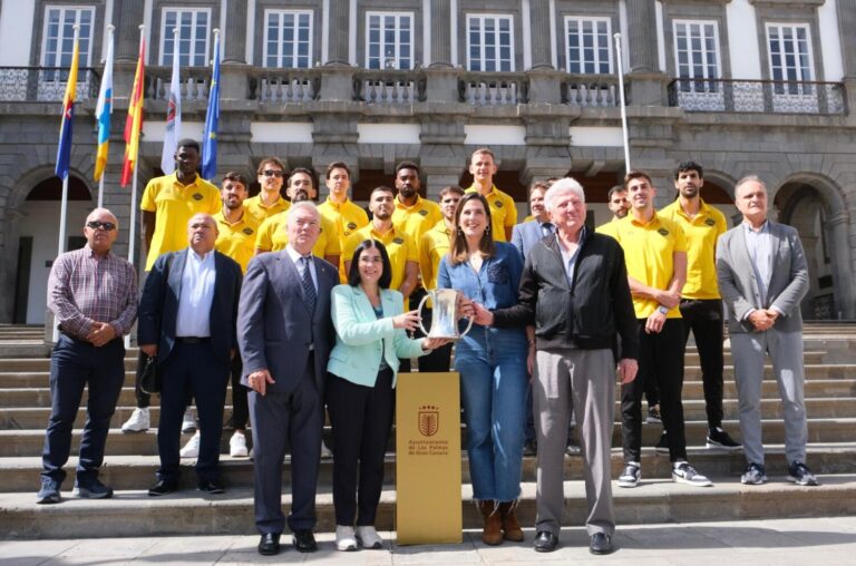 La alcaldesa recibe al CV Guaguas tras ganar su novena Copa del Rey de voleibol