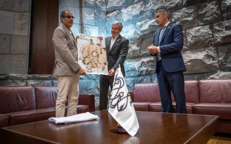 El Gobierno recibe la bandera bendecida de la LXXI Bajada de la Virgen de los Reyes