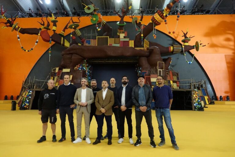 El escenario del Carnaval de Santa Cruz de Tenerife recrea un poblado africano custodiado por grandes baobabs