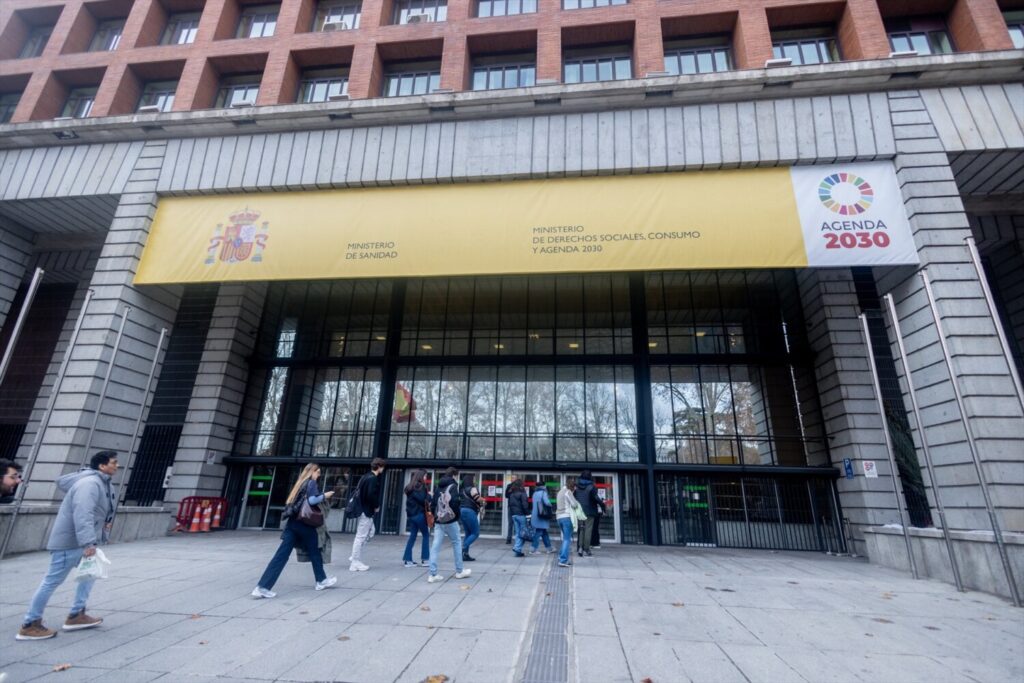 Los médicos protestan contra el Estatuto Marco. (ARCHIVO) Varias personas entran a las pruebas de Formación Sanitaria, en el Ministerio de Sanidad, a 25 de enero de 2025, en Madrid. Ricardo Rubio / Europa Press