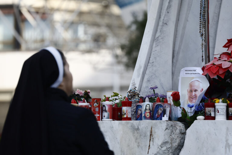 El Vaticano afirma que el papa Francisco «ha descansado bien toda la noche»