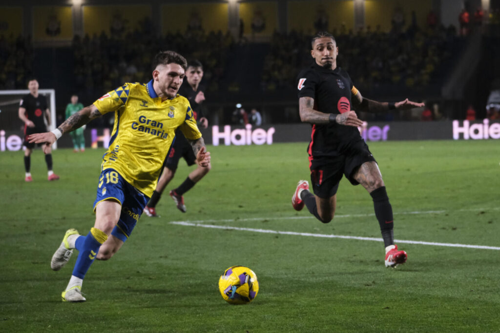 0 – 2 UD Las Palmas – FC Barcelona | J25 LaLiga EA Sports. Las Palmas de Gran Canaria, 22/02/2025.- El defensa de la UD Las Palmas, Viti Rozada (i), con el balón ante el delantero brasileño del FC Barcelona, Raphinha, durante el encuentro correspondiente a la jornada 25 de Laliga EA Sports que disputan hoy sábado en el estadio de Gran Canaria. EFE / Angel Medina G.