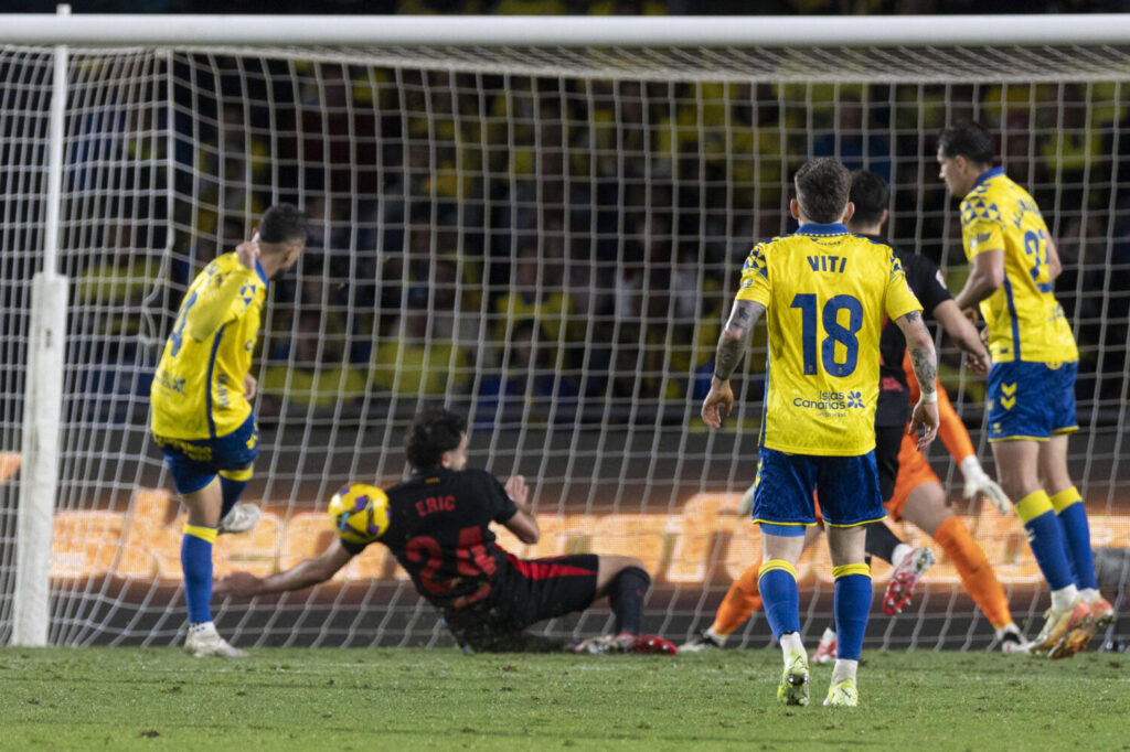 0 – 2 UD Las Palmas – FC Barcelona | J25 LaLiga EA Sports. Las Palmas de Gran Canaria, 22/02/2025.- El defensa de la UD Las Palmas, Alex Suárez (i), remata ante el defensa del FC Barcelona, Eric García, en la jugada que el equipo canario ha reclamado como penalti durante el encuentro correspondiente a la jornada 25 de Laliga EA Sports que han disputado hoy sábado en el estadio de Gran Canaria. EFE / Quique Curbelo.