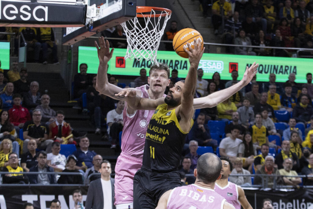 82-81 | La Laguna Tenerife – DKV Joventut. LA LAGUNA (TENERIFE), 01/03/2025.- El alero de La Laguna Tenerife Thomas Scrubb (d) y el pivot del Joventut de Badalona Artem Pustovyi (i) durante el partido de la jornada 21 de la Liga Endesa que enfrentó a ambos equipos este sábado en el pabellón Santiago Martín en La Laguna, (Tenerife).EFE/ Miguel Barreto