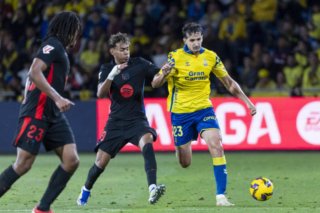 0 – 2 UD Las Palmas – FC Barcelona | J25 LaLiga EA Sports. Las Palmas de Gran Canaria, 22/02/2025.- El defensa de la UD Las Palmas, Alex Muñoz (d), conduce el balón ante el delantero del FC Barcelona, Lamine Yamal, durante el encuentro correspondiente a la jornada 25 de Laliga EA Sports que disputan hoy sábado en el estadio de Gran Canaria. EFE / Quique Curbelo.