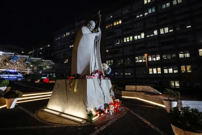 El papa experimenta una «leve mejoría» y retoma algunas tareas de trabajo en el hospital