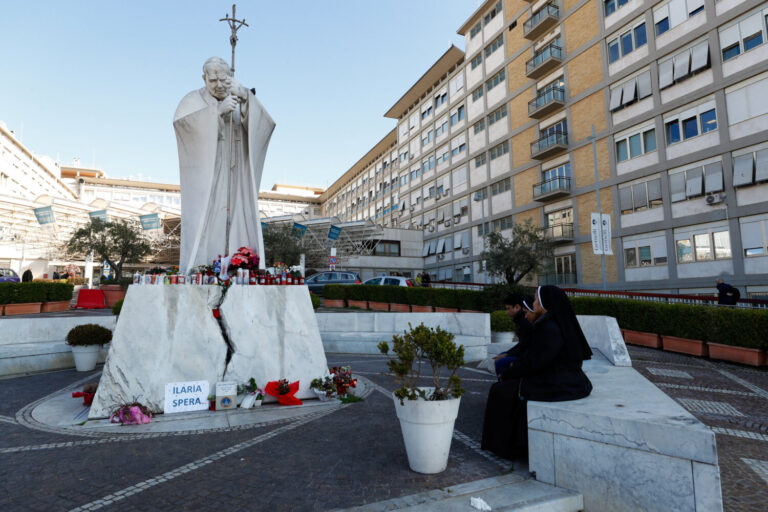 El papa ha pasado la noche «tranquilamente», según el Vaticano