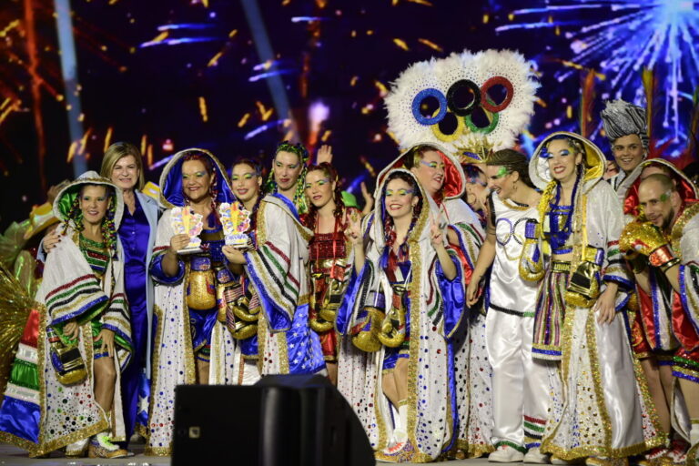 Isidro Javier Pérez y el grupo Uniks ganan el concurso de disfraces del Carnaval de Las Palmas de Gran Canaria