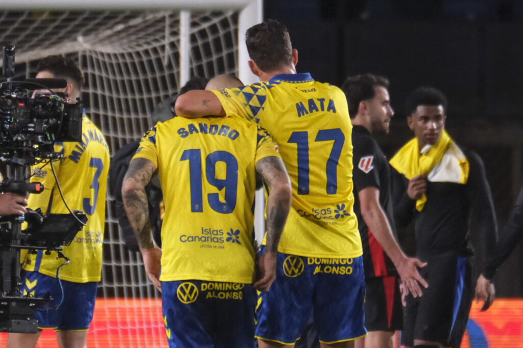 0 – 2 UD Las Palmas – FC Barcelona | J25 LaLiga EA Sports. Las Palmas de Gran Canaria, 22/02/2025.- Los jugadores de la UD Las Palmas, Sandro y Juan Mata, a la finalización del encuentro correspondiente a la jornada 25 de Laliga EA Sports que han disputado hoy sábado frente al FC Barcelona en el estadio de Gran Canaria. EFE / Angel Medina G.