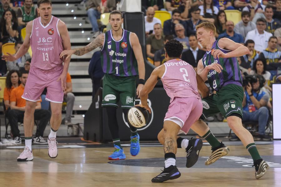 El base del Unicaja Alberto Díaz (d) defiende al base estadounidense del Joventut , devon Dotson en el partido de cuartos de final de la Copa del Rey de baloncesto que se disputa este jueves en el Gran Canaria Arena. EFE/ Angel Medina G.