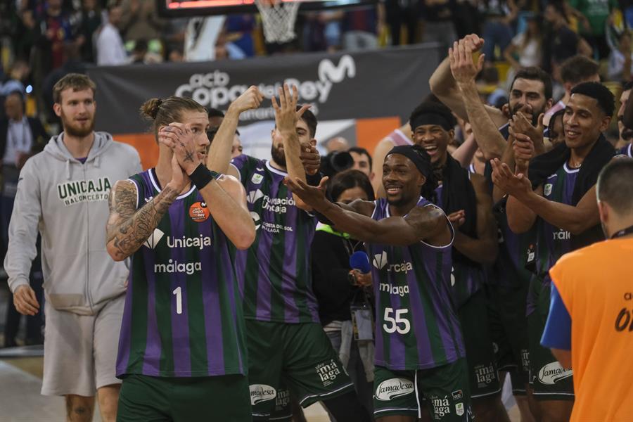 Los jugadores del Unicaja celebran la victoria tras el partido de cuartos de final de la Copa del Rey de baloncesto que Unicaja y Joventut disputaron este jueves en el Gran Canaria Arena. EFE/ Angel Medina G.