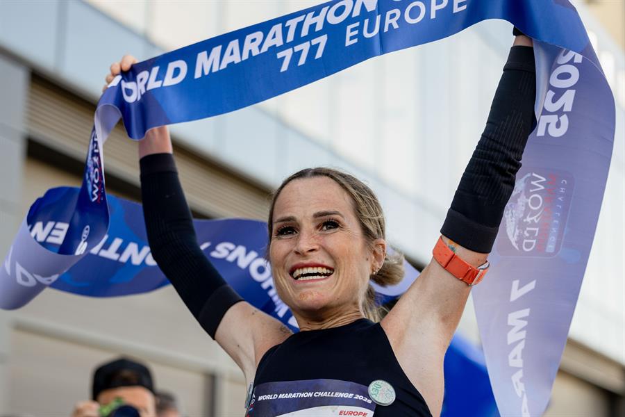 La atleta navarra Estefanía Unzu (en la imagen), más conocida como Verdeliss, ha dado un nuevo paso en su hazaña de correr siete maratones, en siete días consecutivos y en siete continentes. Imagen EFE 