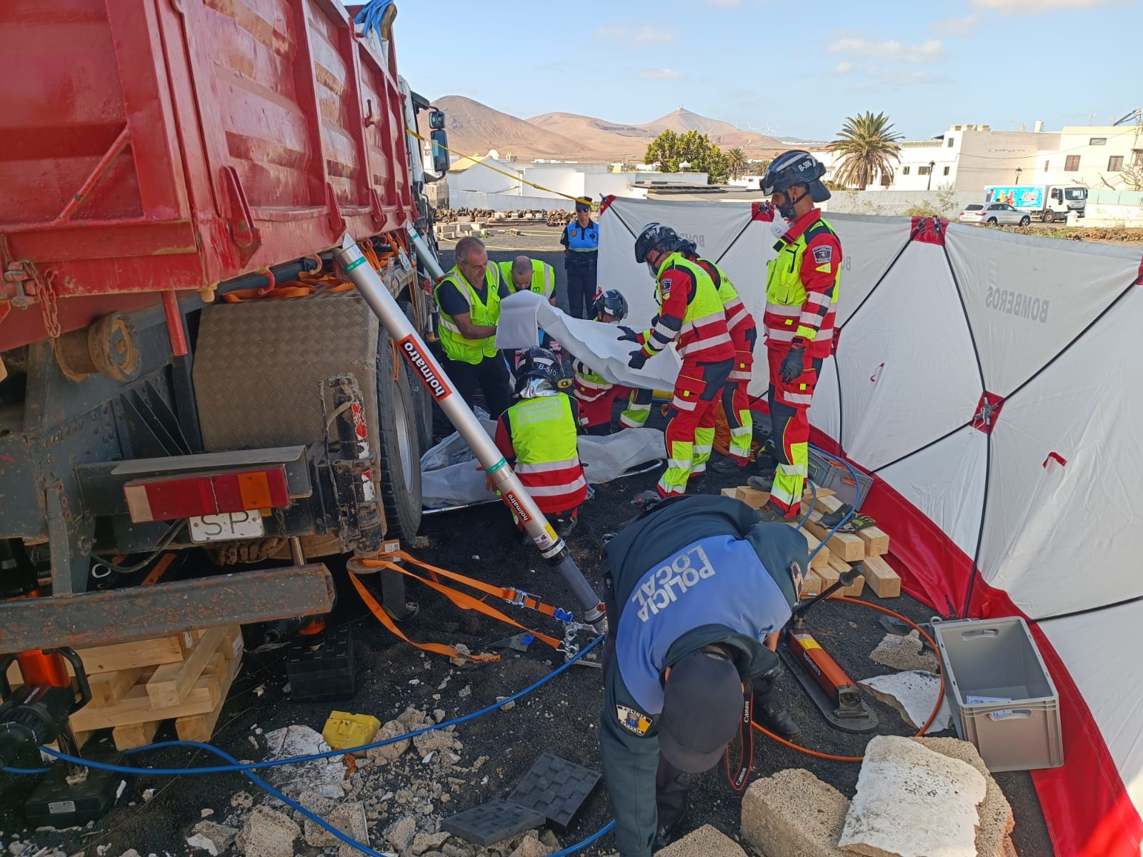Un hombre fallece tras ser atropellado por un camión sin conductor en Lanzarote