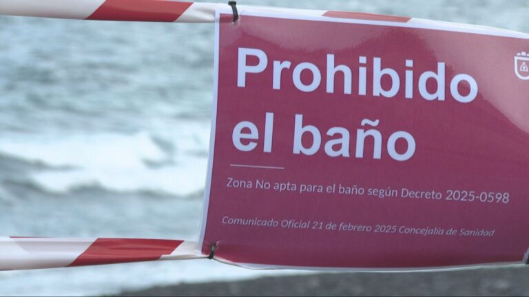 Se prohíbe el baño en dos playas de Candelaria por contaminación