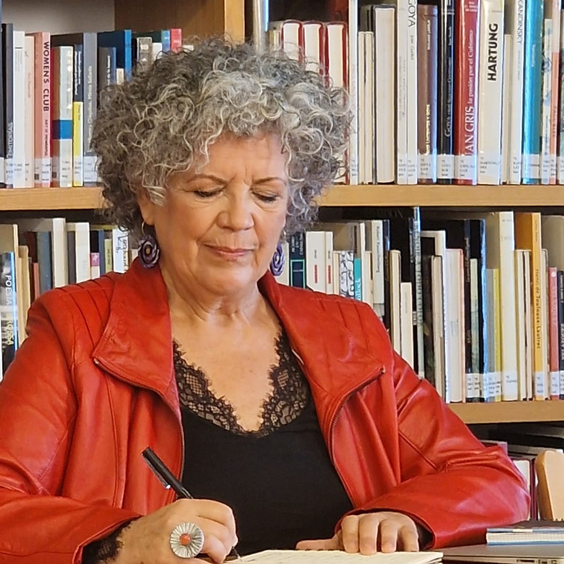 Pino Luzardo, voz corporativa de RTVCRTVC dedica su campaña del 8M a las mujeres que desafían los estereotipos de la edad