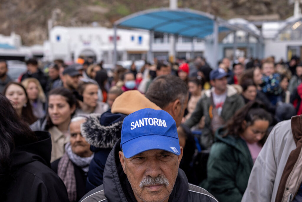 Cientos de personas aguardan el ferry que les llevará al puerto del Pireo durante el aumento de la actividad sísmica en Grecia / REUTERS/Alkis Konstantinidis