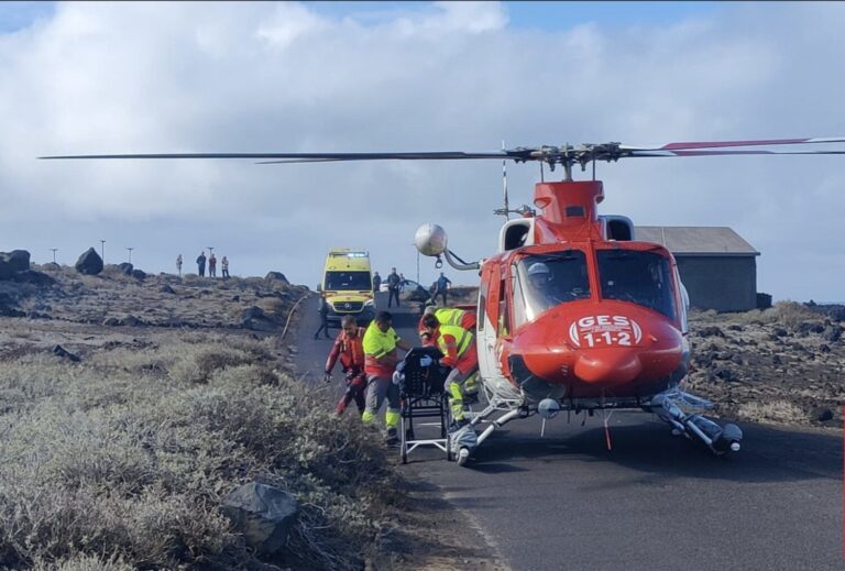 Rescatan a un hombre en estado grave tras sufrir un golpe de mar en El Hierro