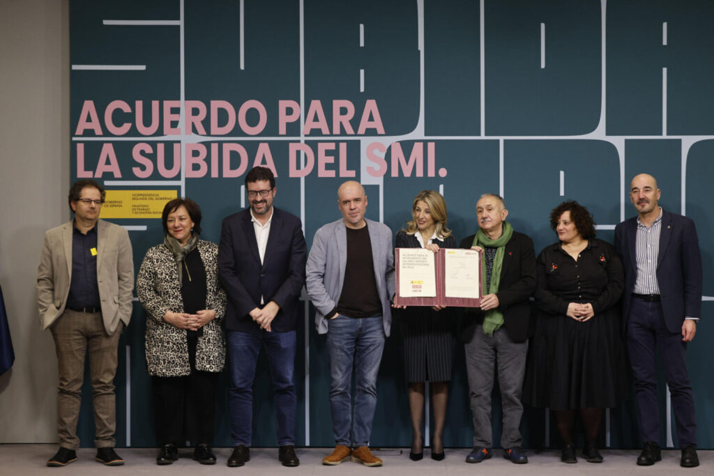 Quienes cobren el SMI no tendrán que pagar IRPF. (ARCHIVO). Yolanda Díaz, junto a los secretarios generales de CCOO y UGT, Unai Sordo y Pepe Álvarez en el acto de la firma del acuerdo para la subida del SMI en 50€ brutos mensuales en 2025.- EFE/ Sergio Pérez