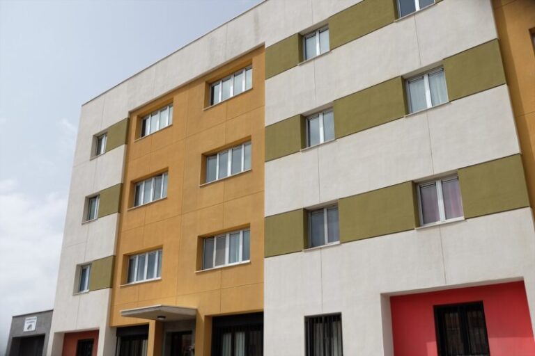 Sánchez plantea a las autonomías triplicar la inversión pública en vivienda