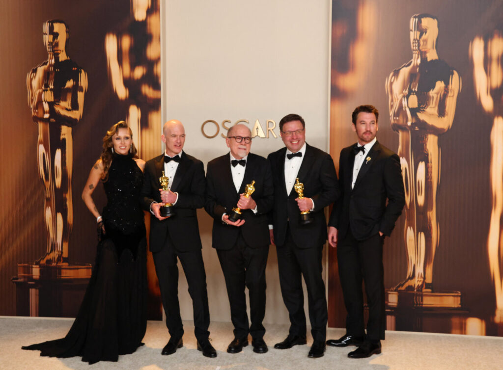 Gareth John, Richard King, Ron Bartlett y Doug Hemphill sostienen el Oscar al Mejor Sonido por «Dune: Parte Dos» posan con Miles Teller y Miley Cyrus en la sala de fotos de los Oscars en la 97ª edición de los Premios de la Academia en Hollywood, Los Ángeles, California, EE.UU., 2 de marzo de 2025. REUTERS/Daniel Cole