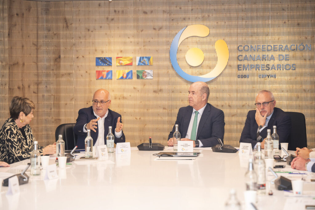 Gran Canaria promueve el diálogo con el sector empresarial para impulsar el desarrollo ecosocial. Antonio Morales durante la reunión con la Confederación Canaria de Empresarios/ Cabildo de Gran Canaria.