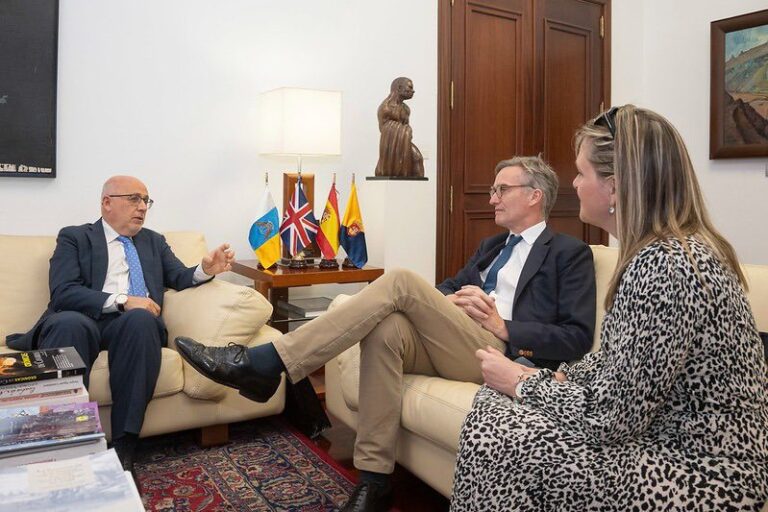 El embajador de Reino Unido en España se reúne con el presidente del Cabildo de Gran Canaria