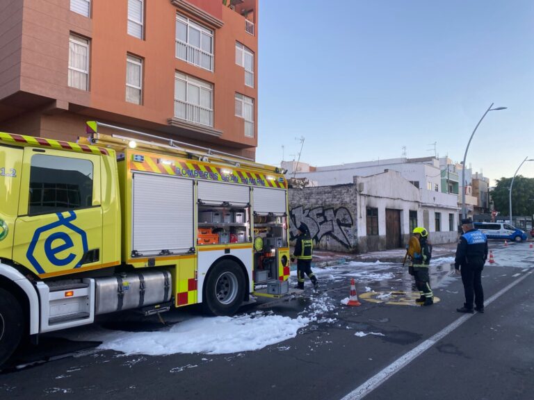 Bomberos de Gran Canaria sofocan un incendio en un almacén abandonado
