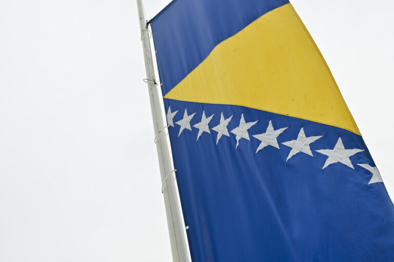 España llama al orden constitucional en Bosnia ante la crisis abierta por el presidente serbobosnio