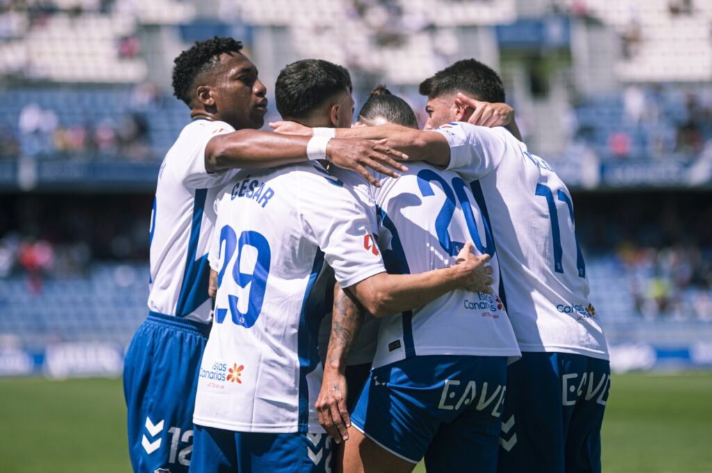 Los jugadores del CD Tenerife celebran el primer gol ante la SD Huesca 