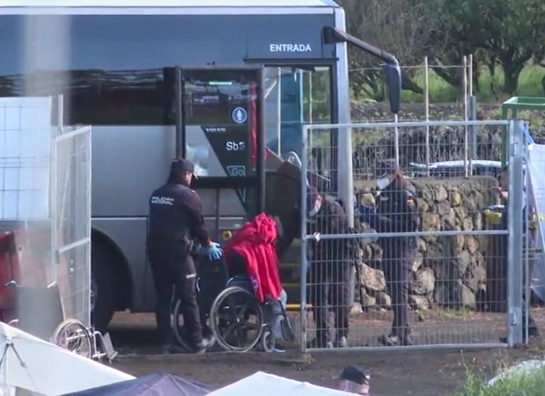 20 menores migrantes solicitantes de asilo viajan esta semana desde Canarias a la Península