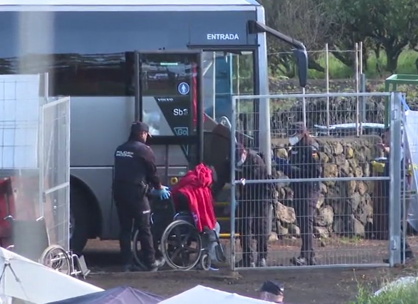 El Gobierno trasladará a la península un nuevo grupo de menores migrantes y ha conseguido que los solicitantes de asilo puedan hacerlo desde los centros 