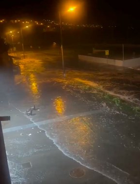 El fuerte oleaje inunda la Avenida Marítima de Garachico