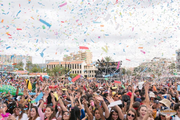 Unas 3.100 pulseras para detectar droga en bebidas en el Carnaval de Los Cristianos