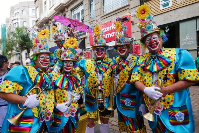 El primer fin de semana de Carnaval se cierra con más de 250.000 personas pese a la lluvia