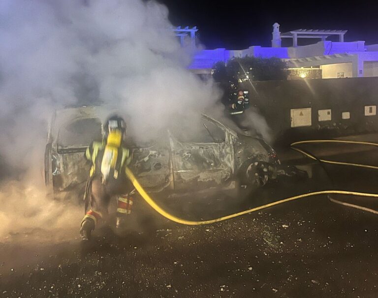 Incendio de dos vehículos en Playa Blanca con posible origen intencionado